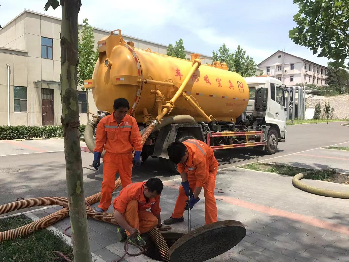 中沙管道疏通车停在窨井附近