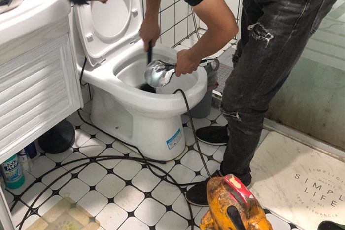 中沙马桶堵塞自己疏通还是找师傅？专业上门服务让你省时更省心